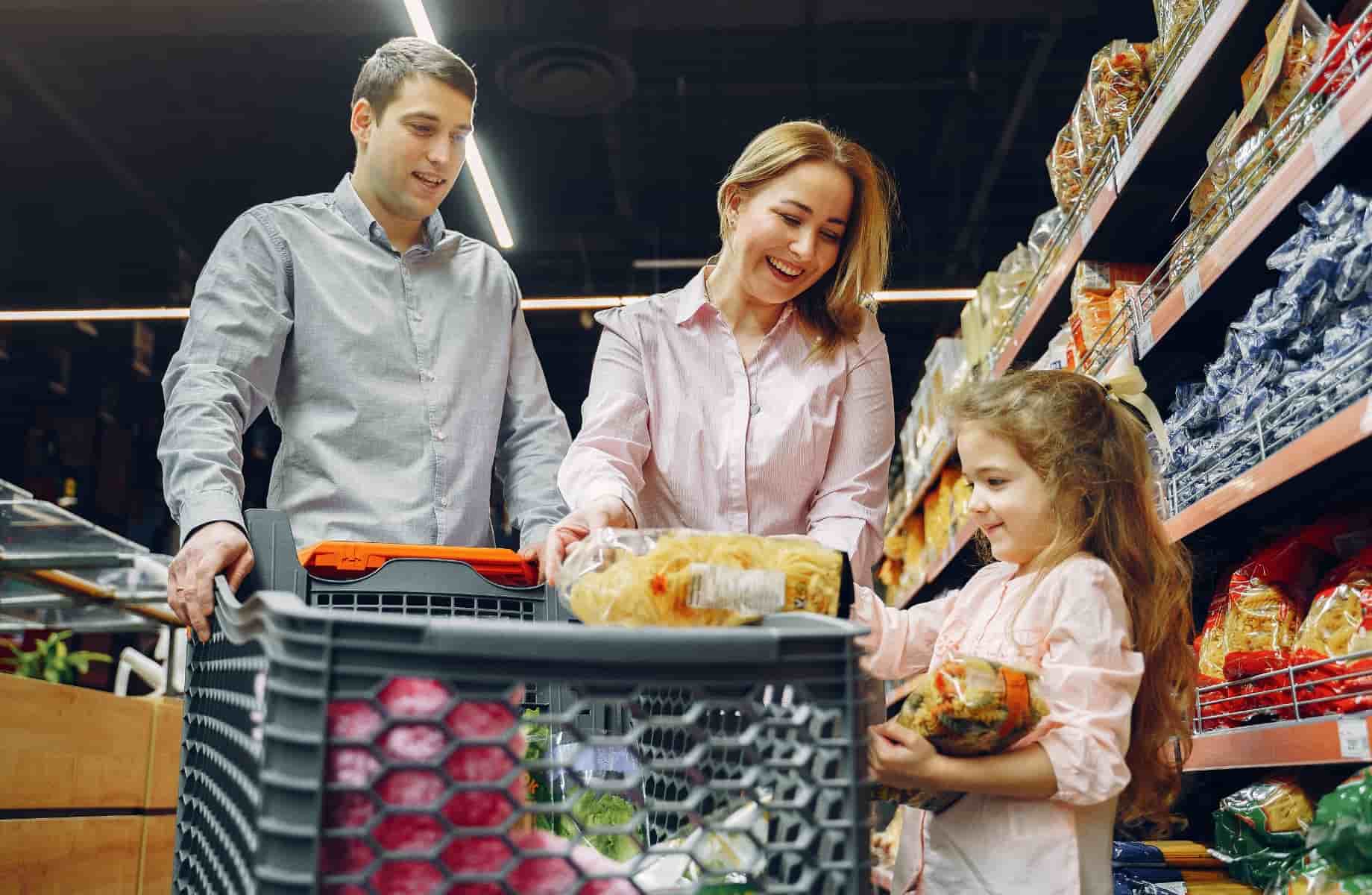 родина купує продукти