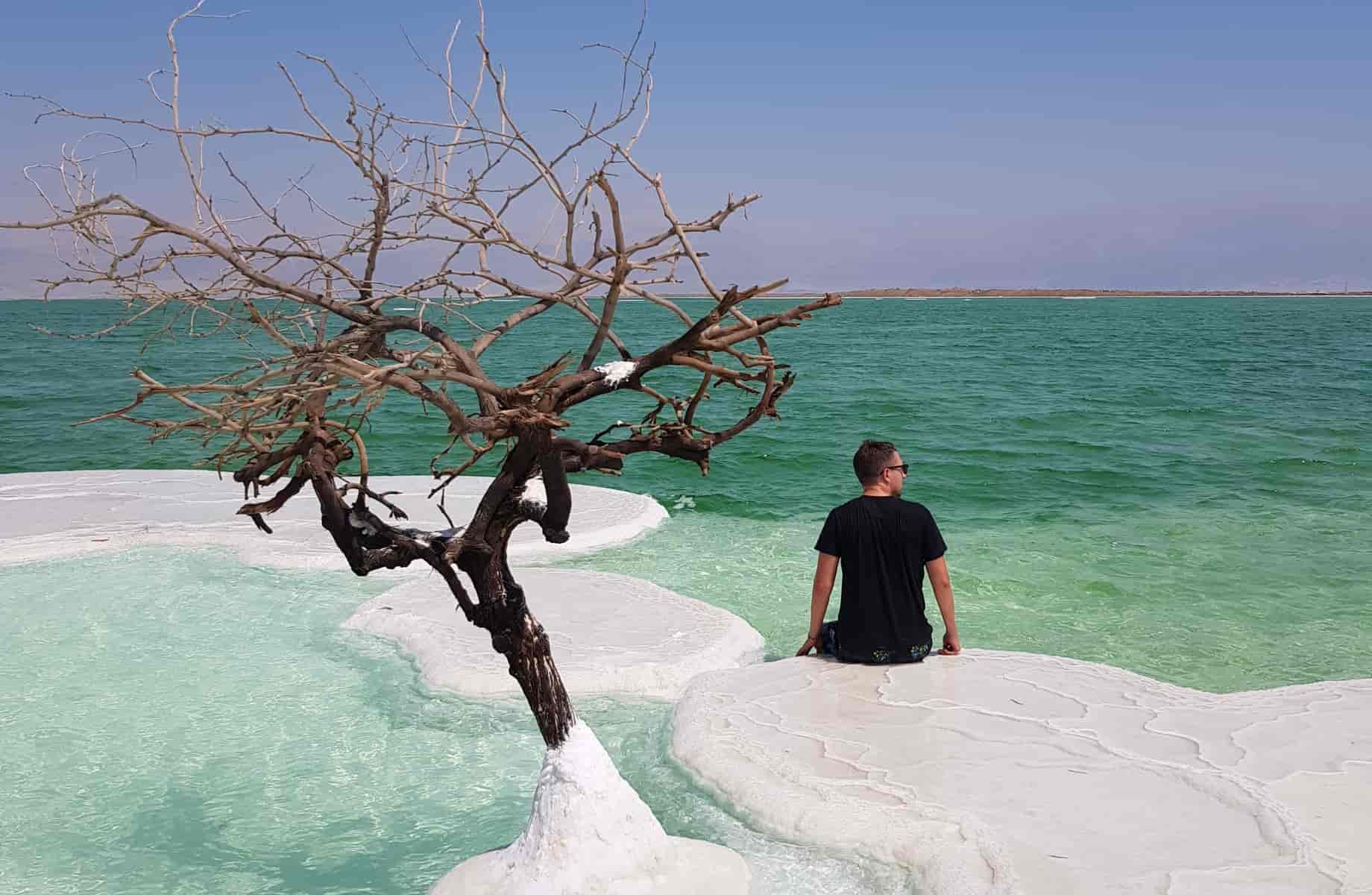 чоловік біля Мертвого моря