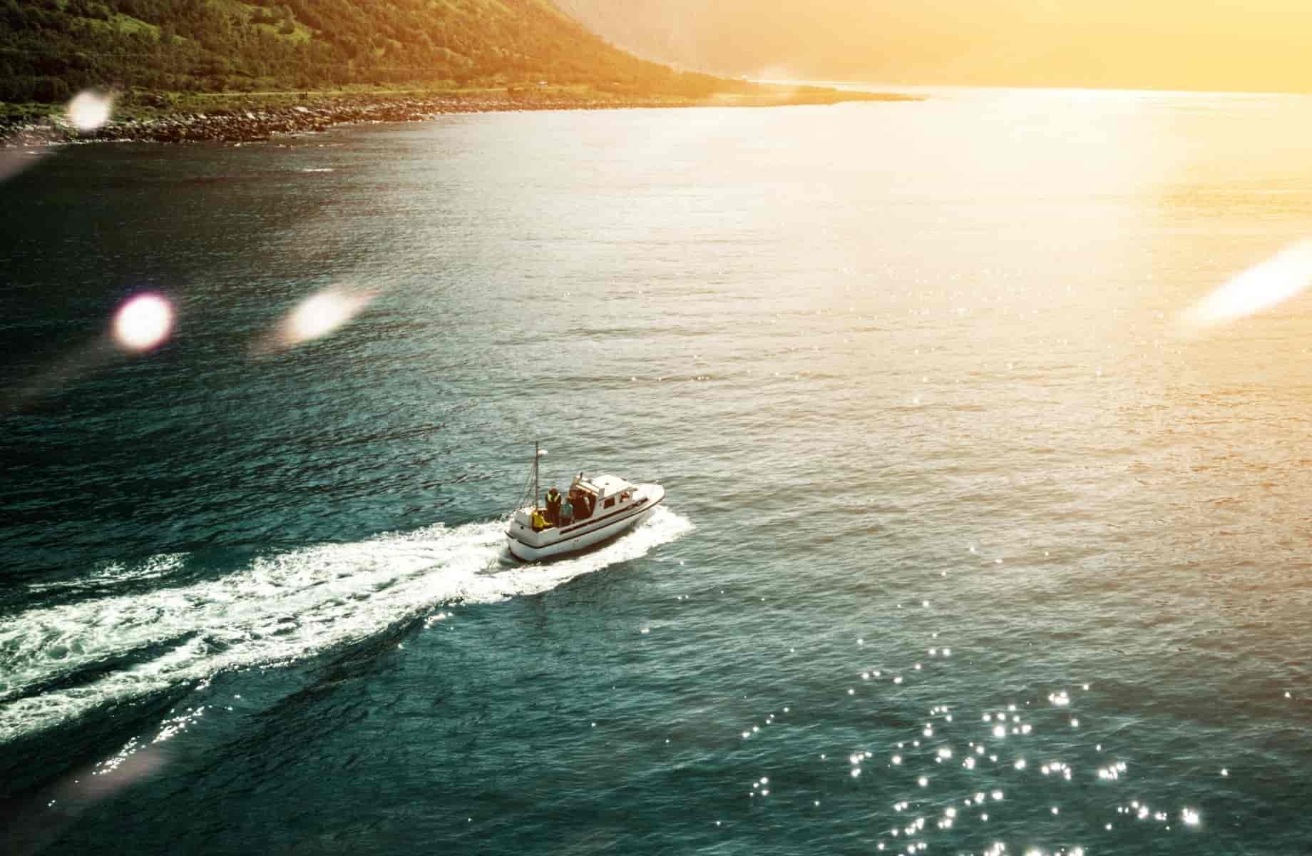лодка у морі